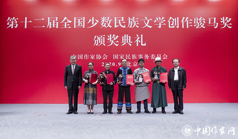 中国作协党组书记钱小芊、作家艾克拜尔·米吉提为中短篇小说奖获奖者颁奖