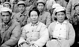 毛泽东同志和参加延安文艺工作者座谈会的代表合影