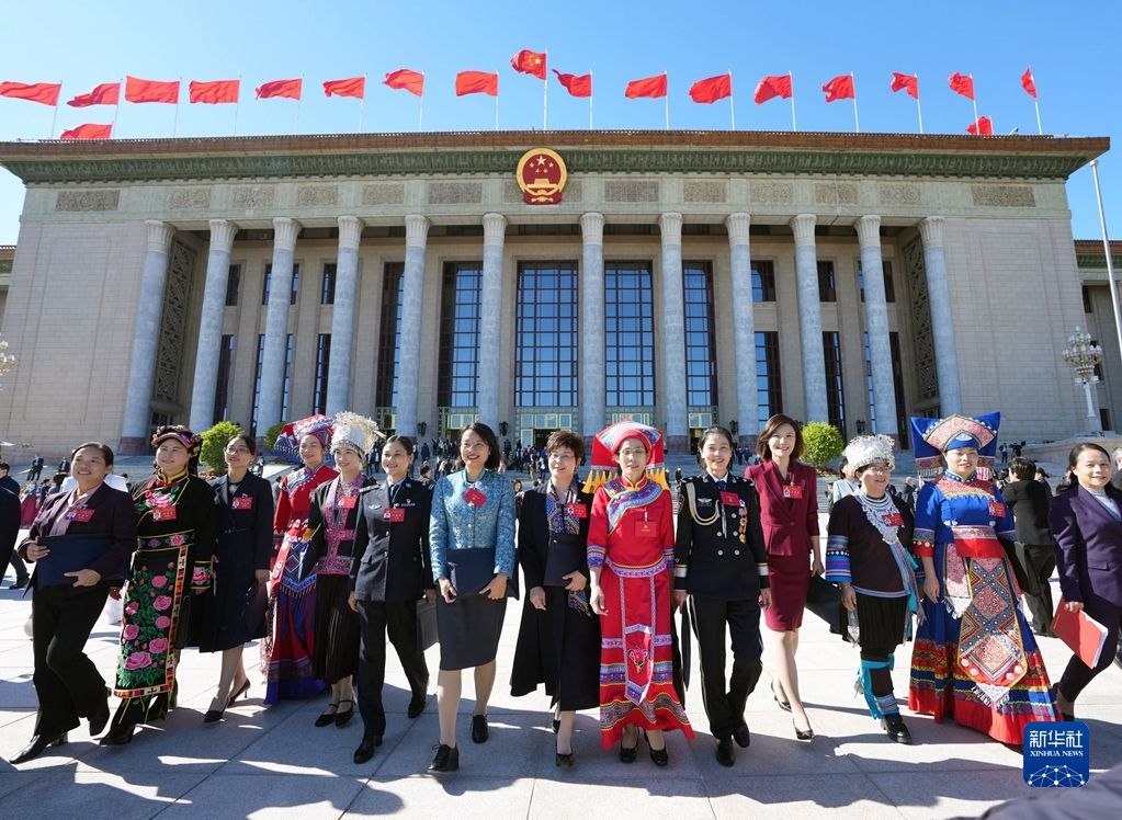 10月22日，中国共产党第二十次全国代表大会闭幕会在北京人民大会堂举行。这是闭幕会后，代表走出人民大会堂。