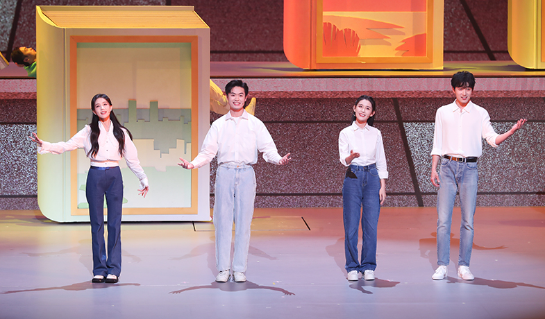 李一桐、张狄、蒋依依、范世錡表演情景歌舞《文学里的青春》