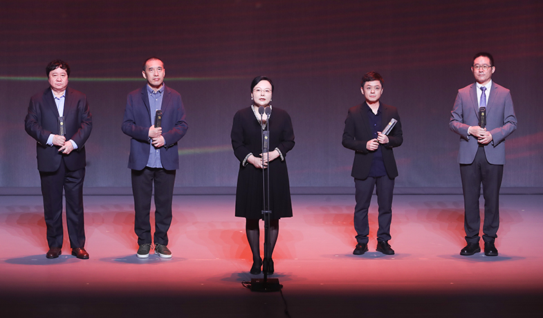 张学昕、何平、张莉、杨庆祥、郜元宝（从左至右）领取文学理论评论奖