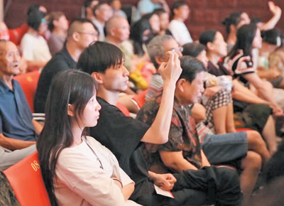 　观众们正在武汉市永芳古戏院观看演出。 　　图片均为王郭骥摄