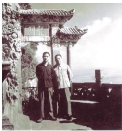 胡世宗与袁鹰（右）在昆明西山，摄于1975年