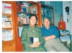 1986年，胡世宗到北京拜访袁鹰（右）