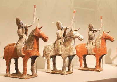 陕西西安少陵原出土的十六国时期骑马吹角俑。 　　杜建坡摄