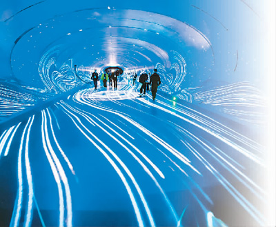 　10月18日，在第81届世界科幻大会主场馆——成都科幻馆内，人们走在“时空隧道”内。 　　新华社记者 沈伯韩摄