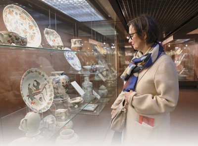 法国游客在欣赏中国瓷器。 　　颜 欢摄