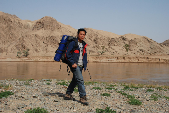 作家唐荣尧在考察黄河途中。