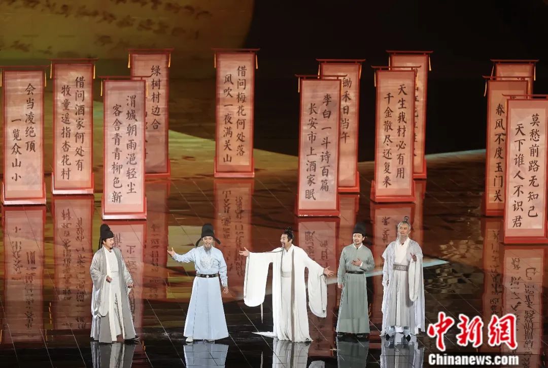 2023年9月，2023北京文化论坛文艺晚会上的情景演绎《雅集》，讲述了李白、杜甫、高适、王维、孟浩然，因为一幅1300多年后的画相聚在一起的故事。易海菲 摄