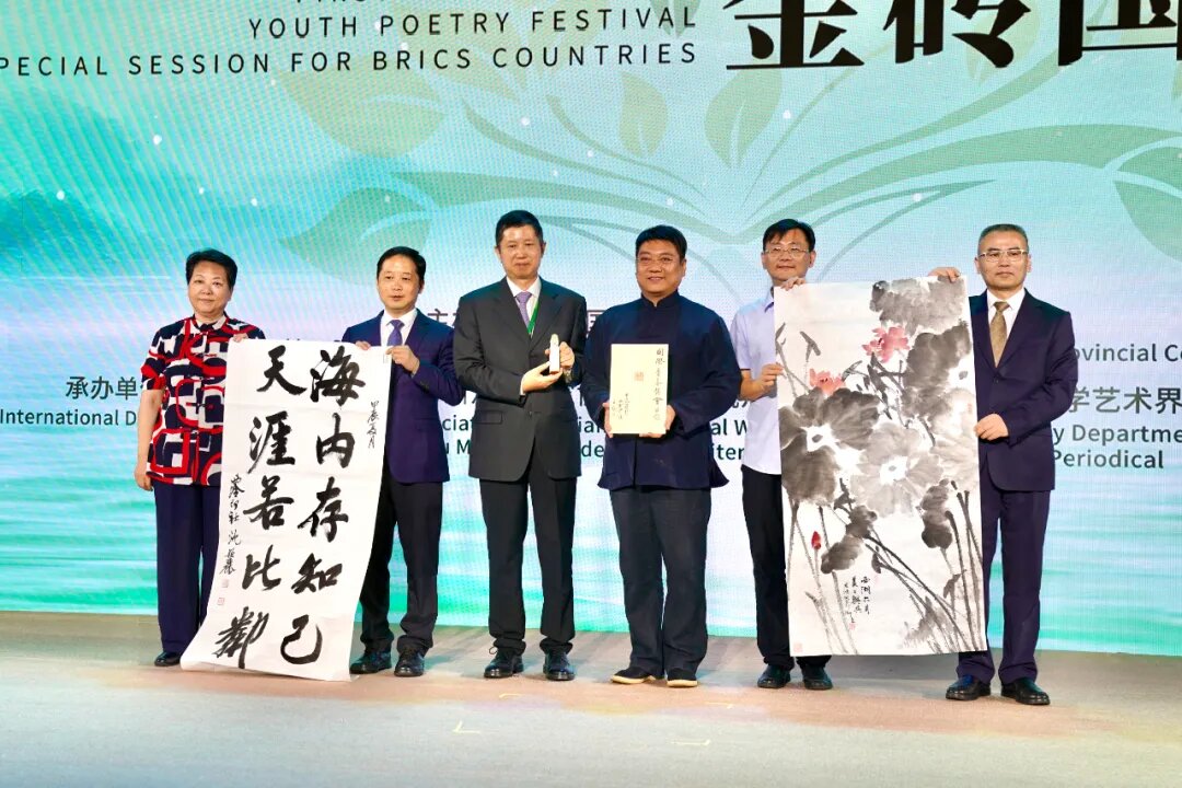 艺术家王臻、沈颖丽、缪宏波将现场创作的篆刻及书画作品赠予国际青春诗会组委会