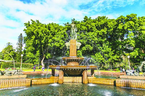 海德公园最美丽的风景是阿奇伯德喷泉。这座喷泉是为了纪念第一次世界大战期间法澳联盟而建的。碧波荡漾的水池中，一座座雕塑讲述着希腊神话故事 阿奇伯德喷泉